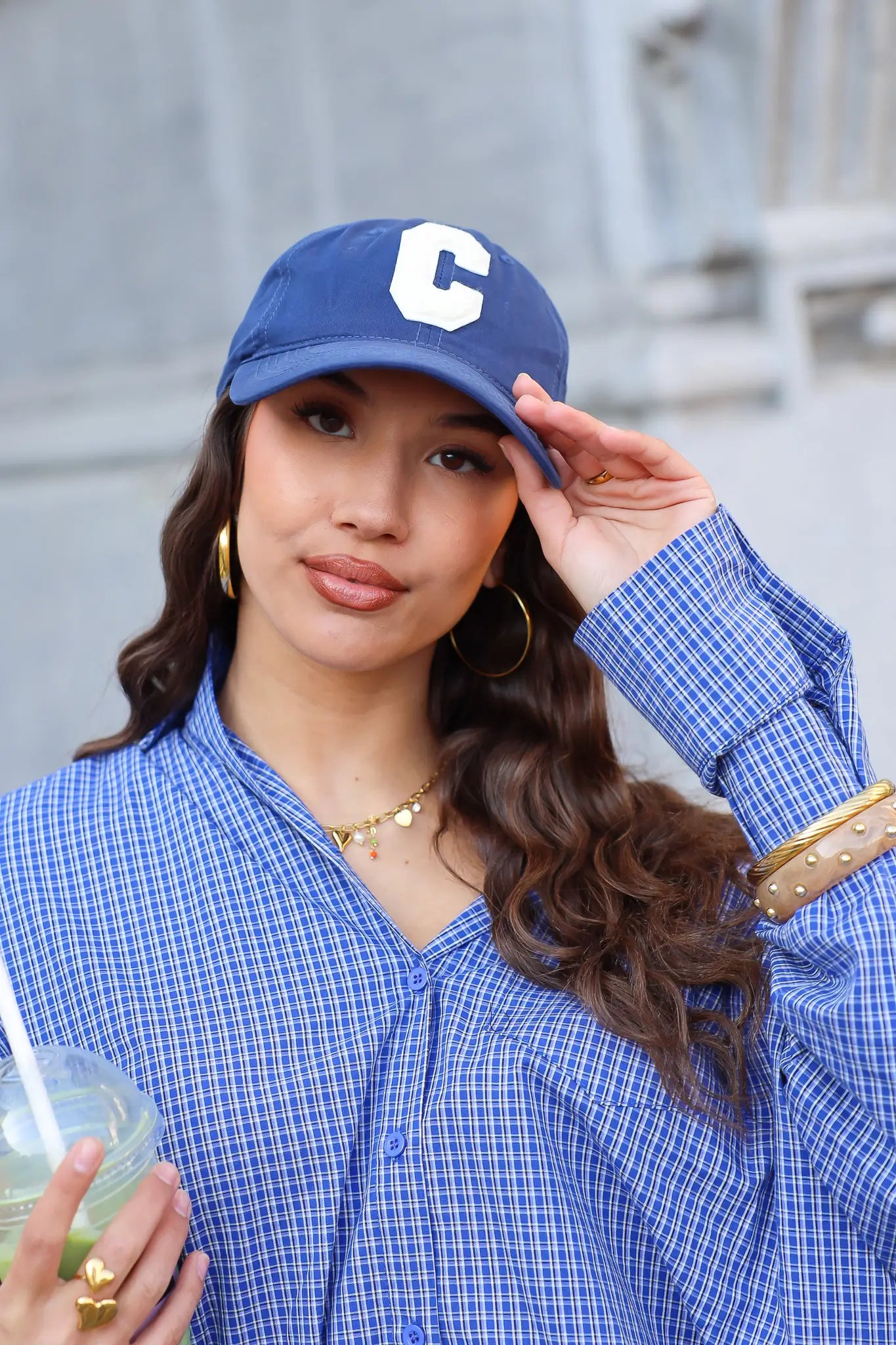 model draagt blauwe pet dames close up