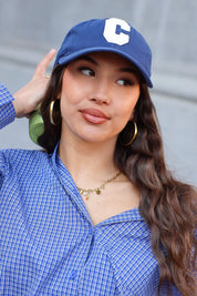 model draagt blauwe pet dames portret foto