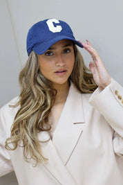 model draagt blauwe pet dames studio look