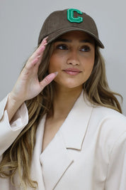 model draagt bruine pet dames met beige blazer outfit