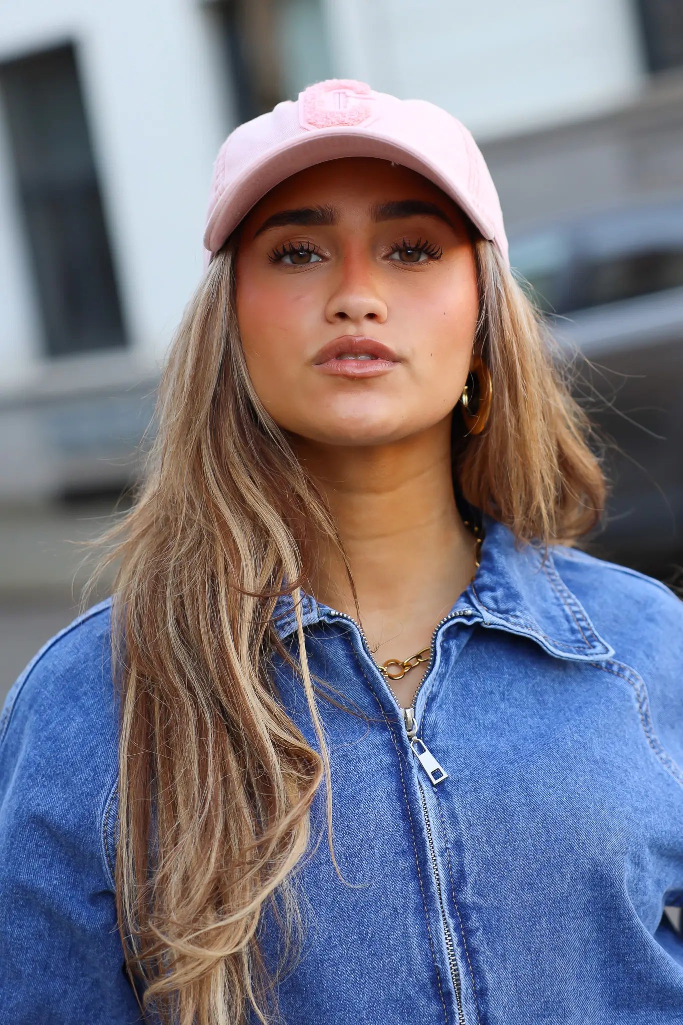 model draagt roze pet dames close up