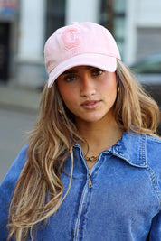 model draagt roze pet dames portret foto