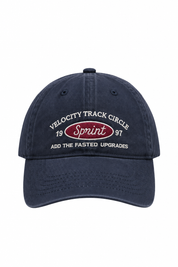 Productfoto van de donkerblauwe Sprint baseballpet met geborduurde tekst en rood logo op witte achtergrond