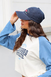 Zijaanzicht van de donkerblauwe Sprint baseballpet met gebogen klep, gedragen door een model