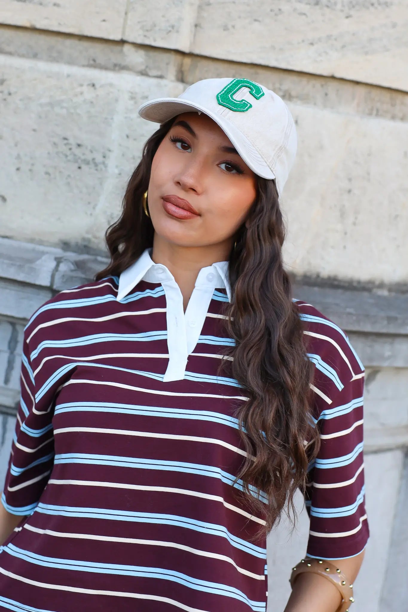 model draagt witte pet dames street style look