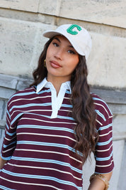 model draagt witte pet dames street style look