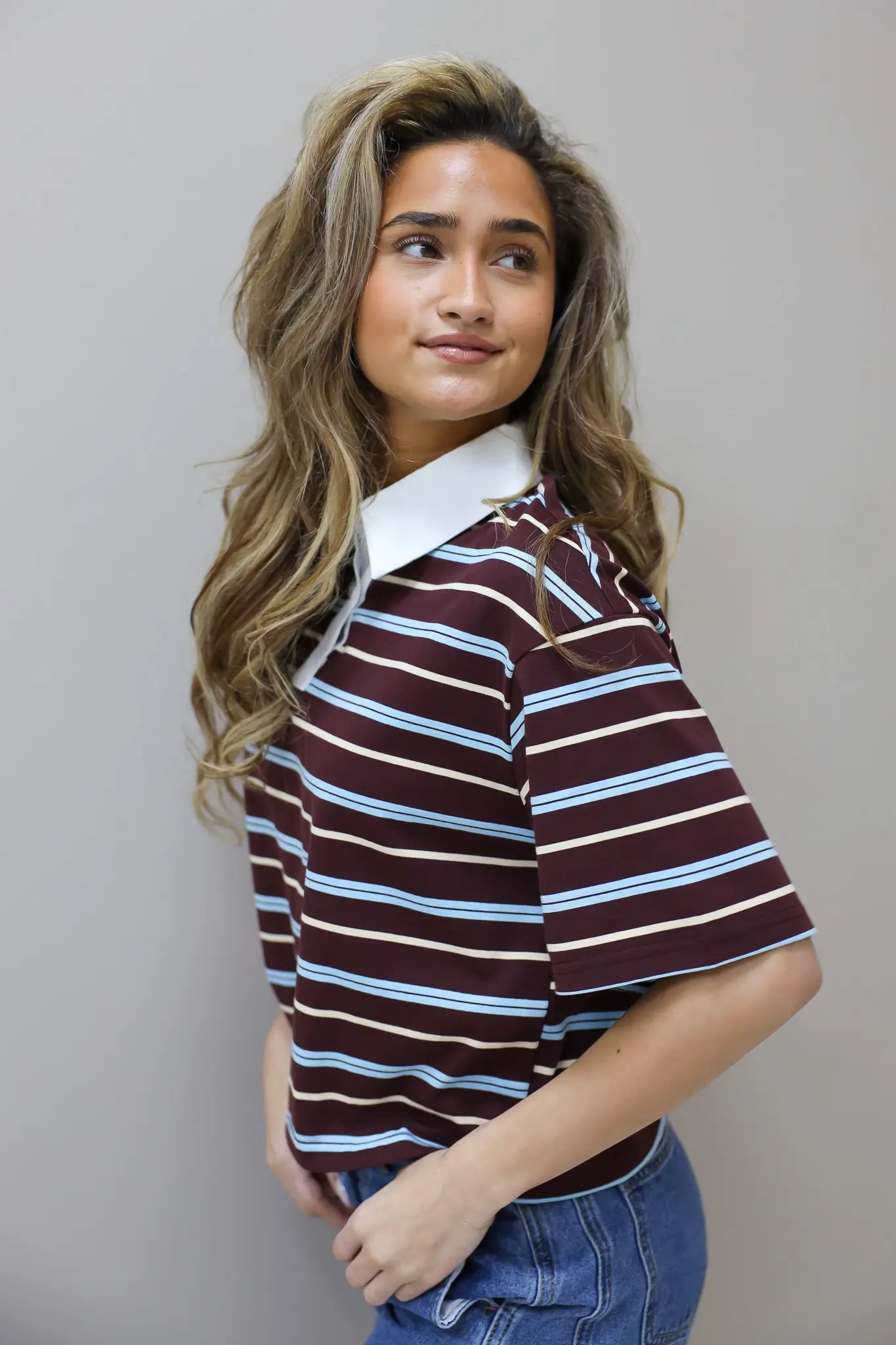 bruin gestreept polo t shirt dames gecombineerd met jeans