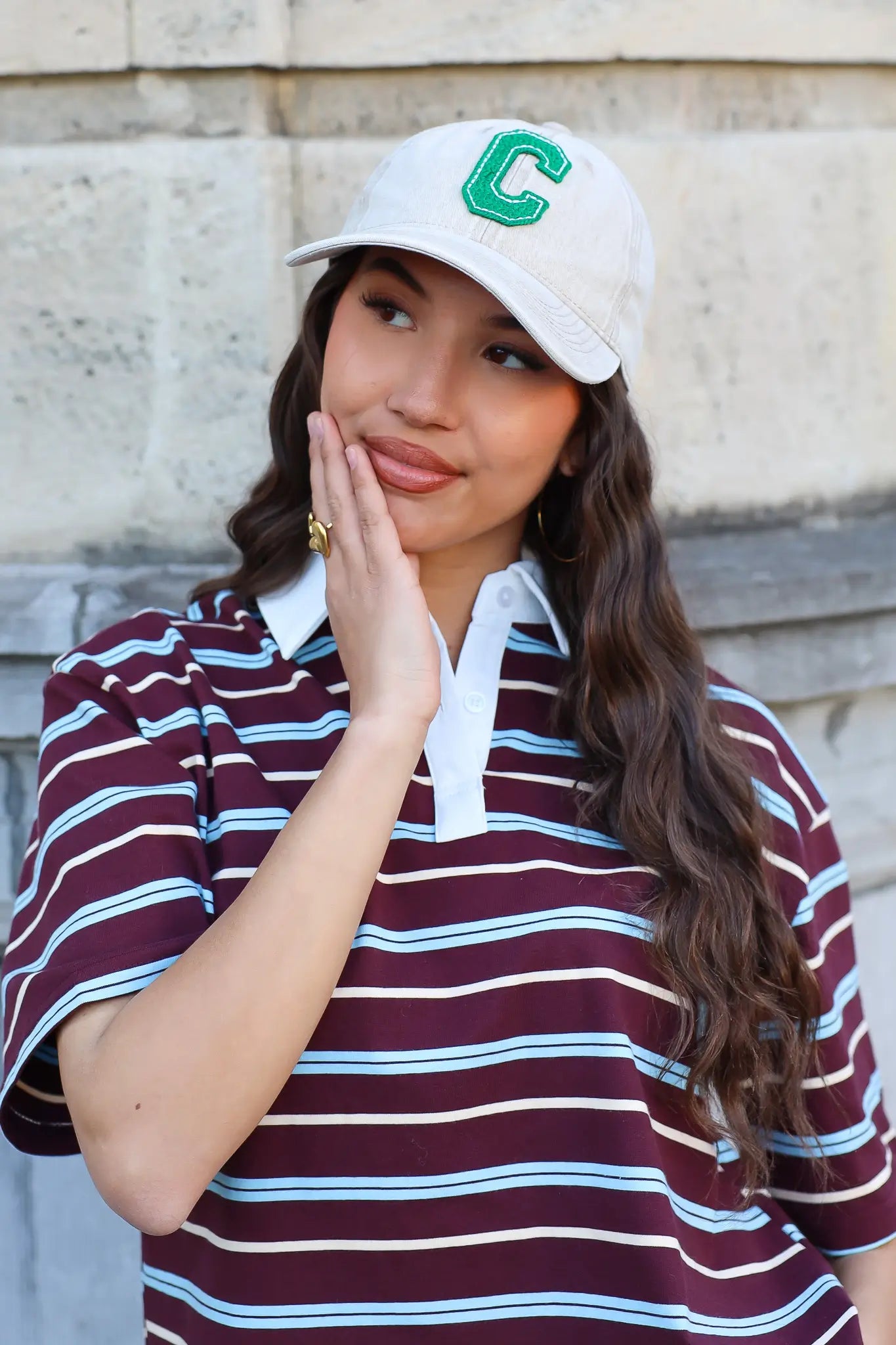 model met bruin gestreept polo t shirt korte mouwen en witte kraag