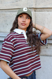 model draagt bruin gestreept polo t shirt korte mouwen met pet close up