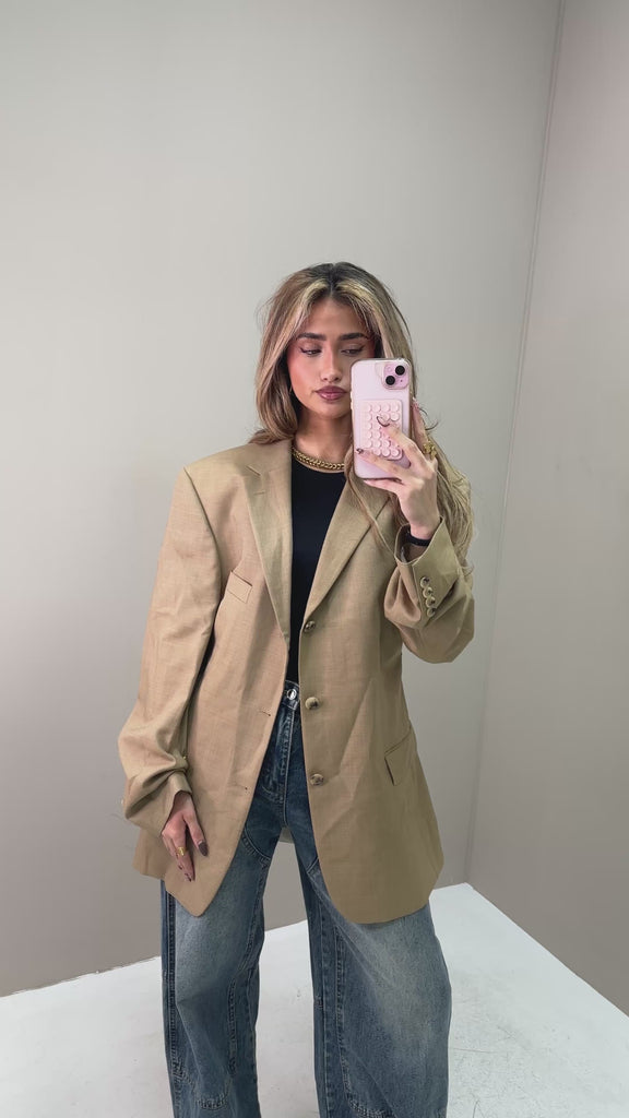 atelier series reworked designer blazer camel draagfoto full body ladylike
