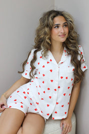 Model kijkt recht vooruit, laat top en short duidelijk zien