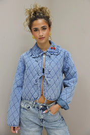 model met blauw quilted jasje recht van voren