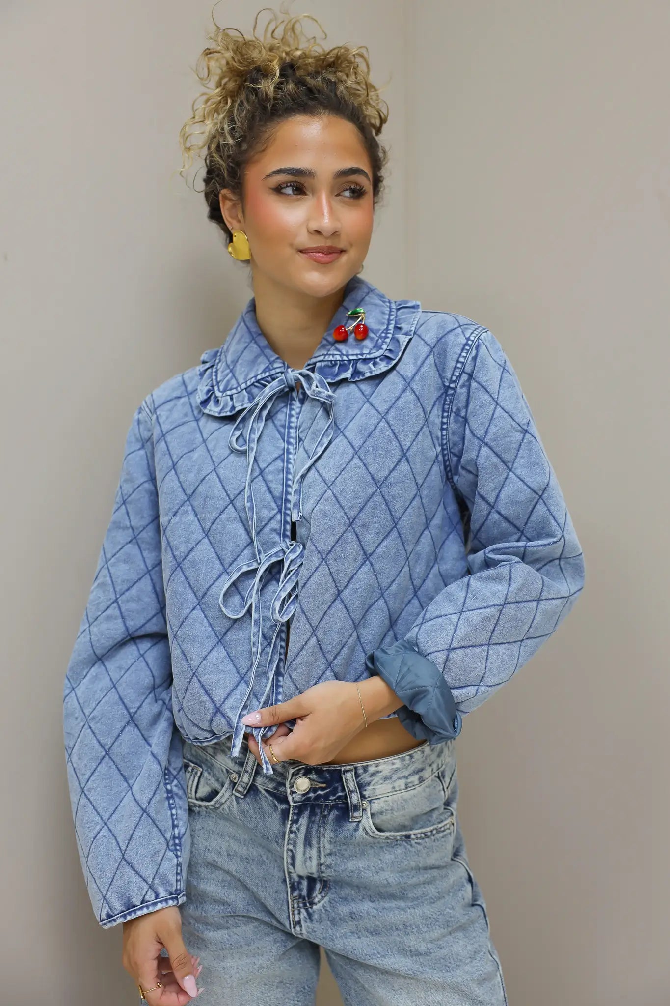 model draagt blauw quilted jasje van voren