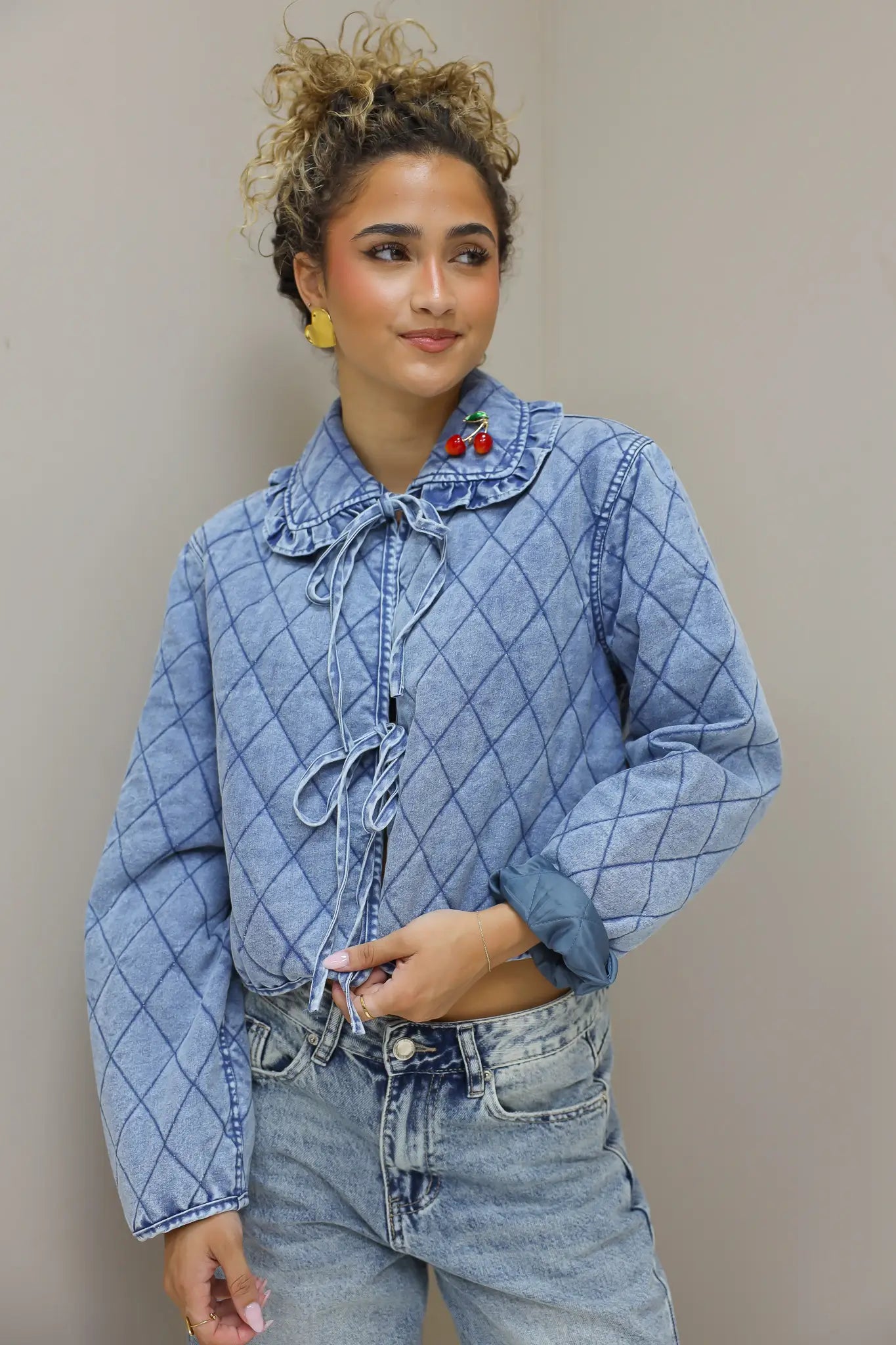 model draagt blauw quilted jasje van voren