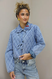 model draagt blauw quilted jasje van voren