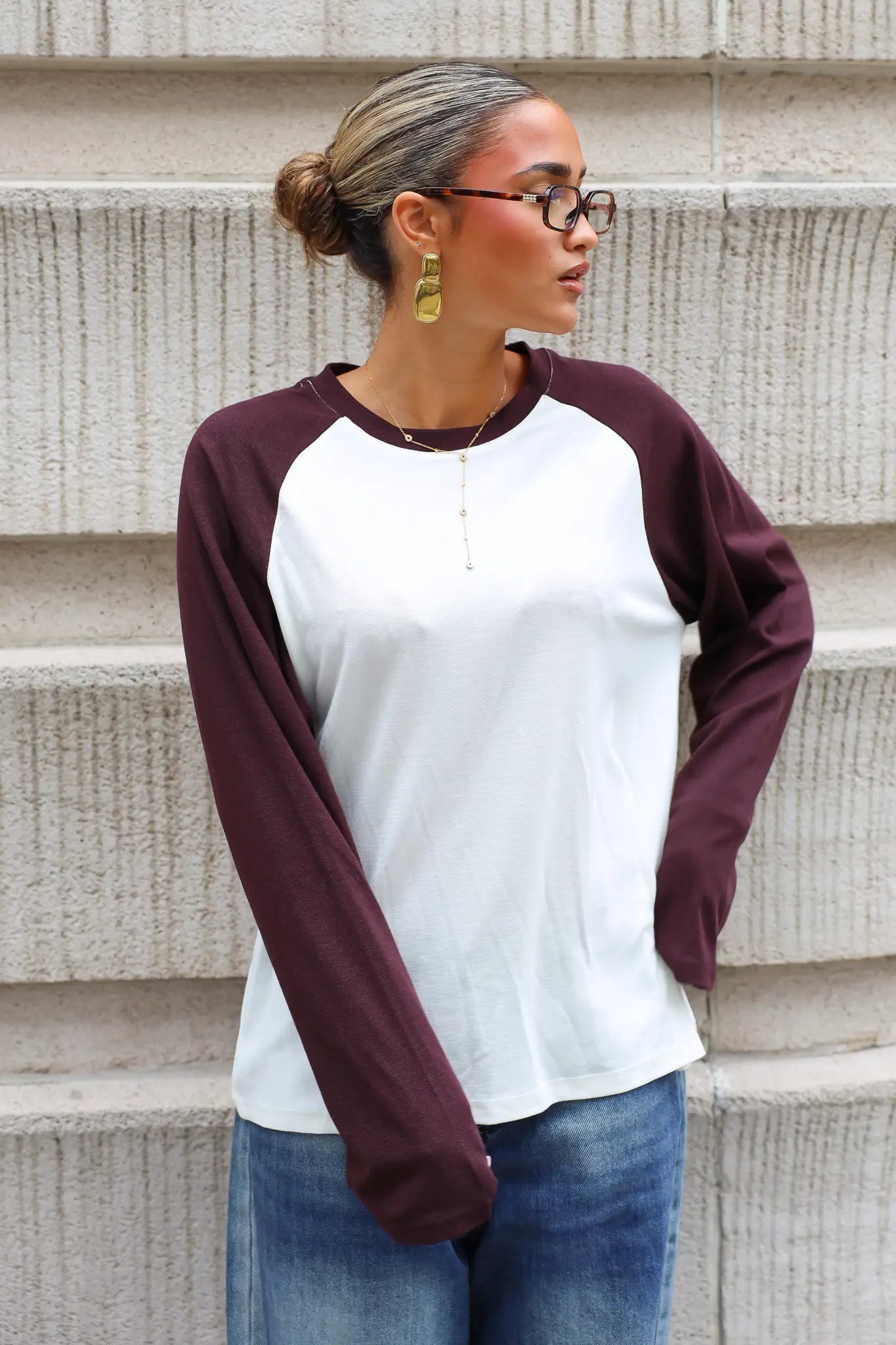 Zijaanzicht van crème raglan shirt met lange donkerbruine mouwen en losse pasvorm