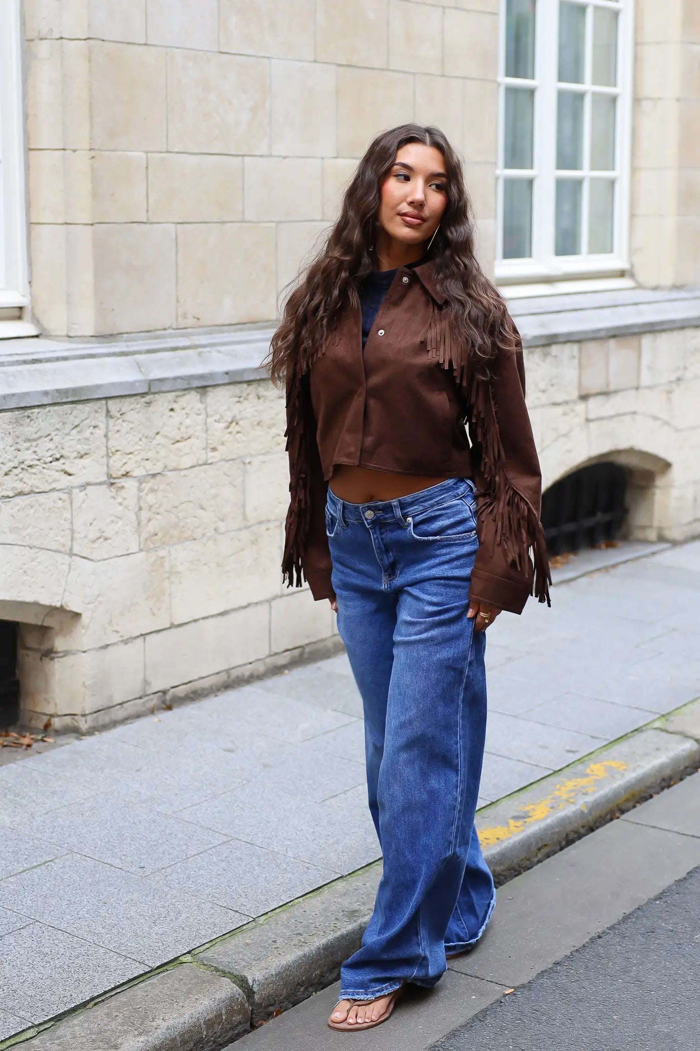 Blauwe extra tall jeans van Redial met hoge taille en wijde pijpen gecombineerd met een bruine top