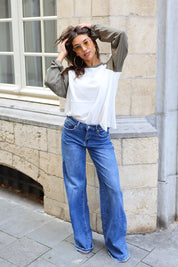 Extra tall wide leg broek in blauw denim met wijde pijpen gecombineerd met een witte top en groen vest