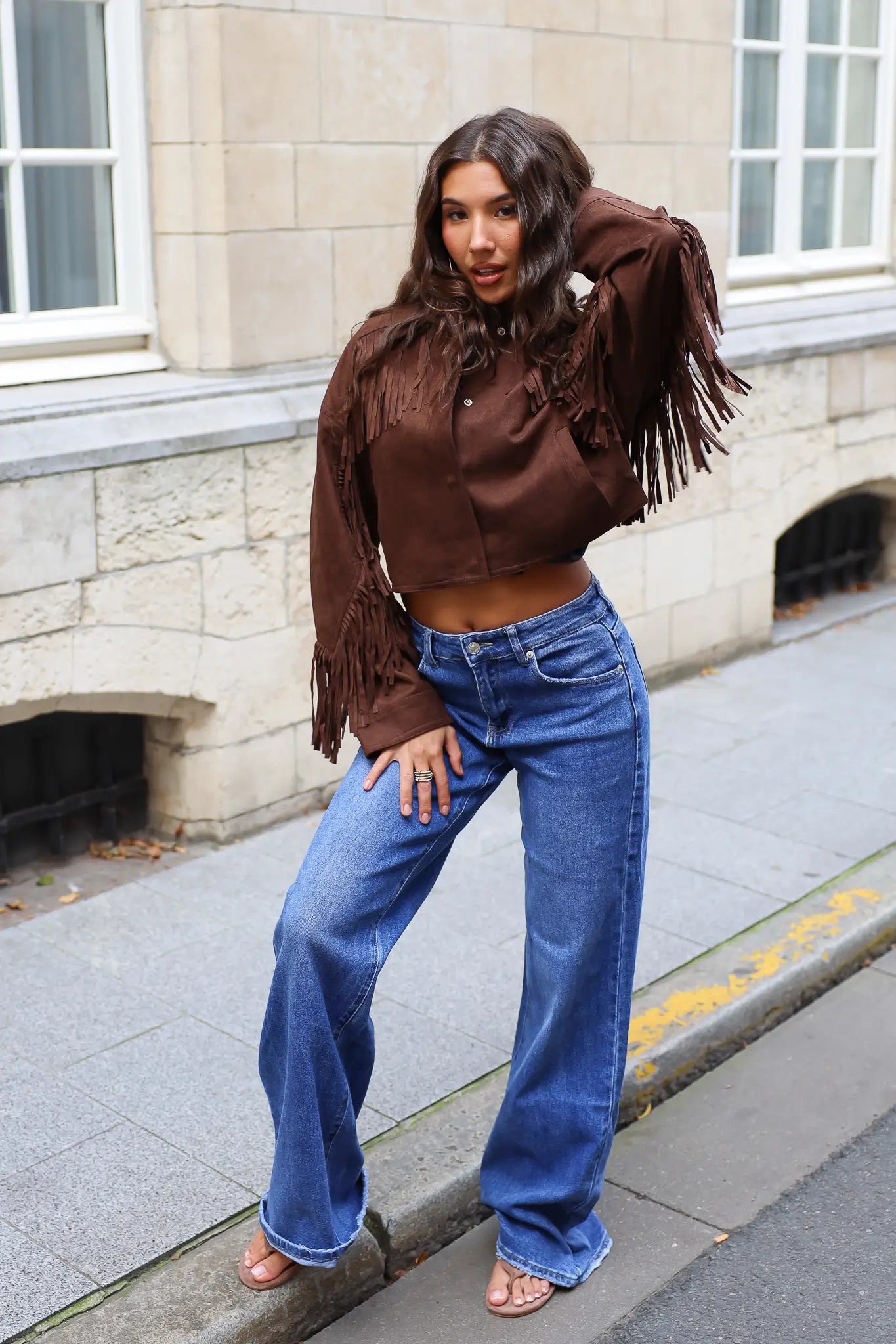 Extra tall wide leg jeans blauw van Redial met wijde pijpen gecombineerd met een bruine top met franjes