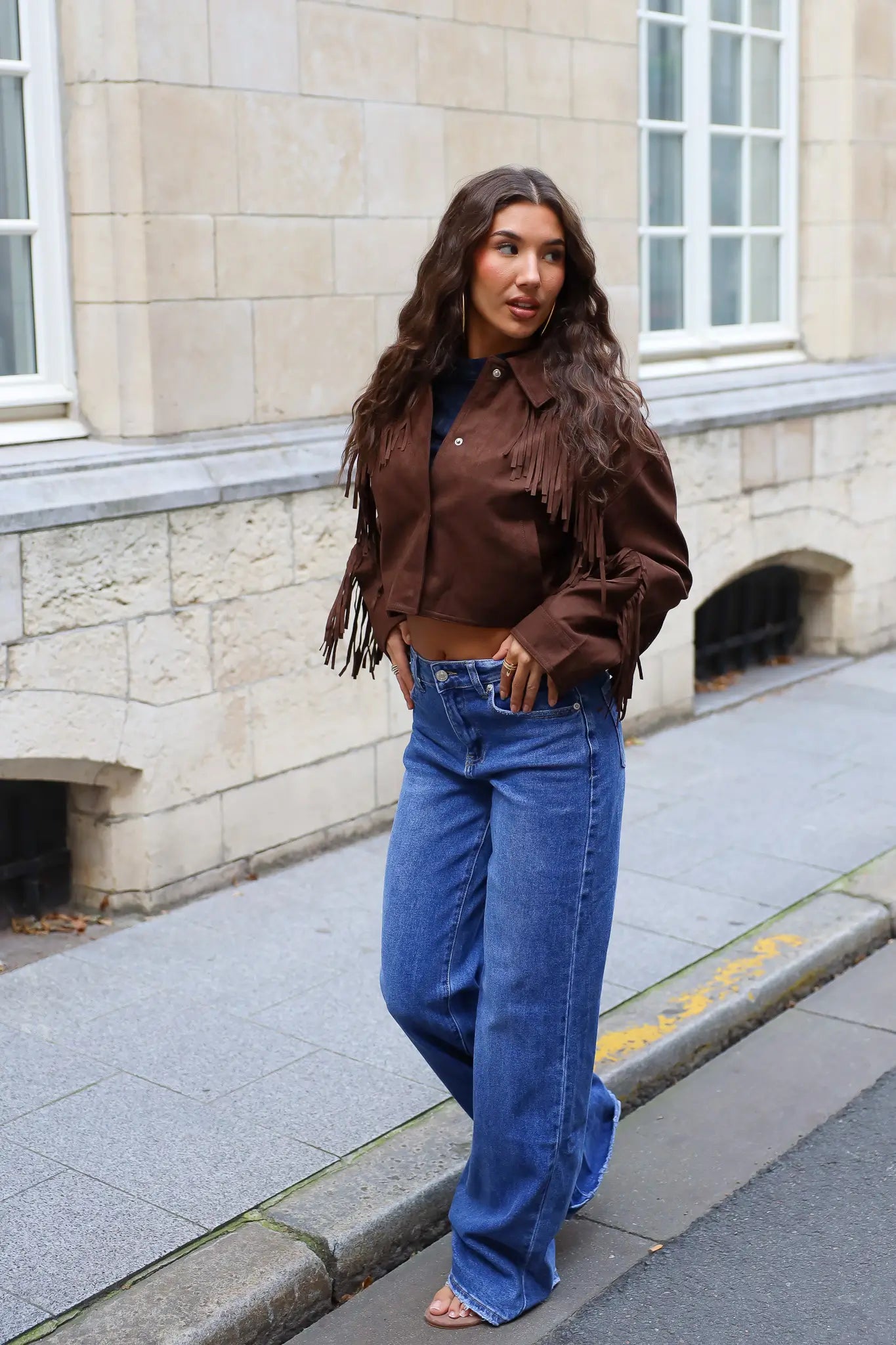 Extra tall wide leg spijkerbroek blauw met lange wijde pijpen gedragen met een bruine top met franjes