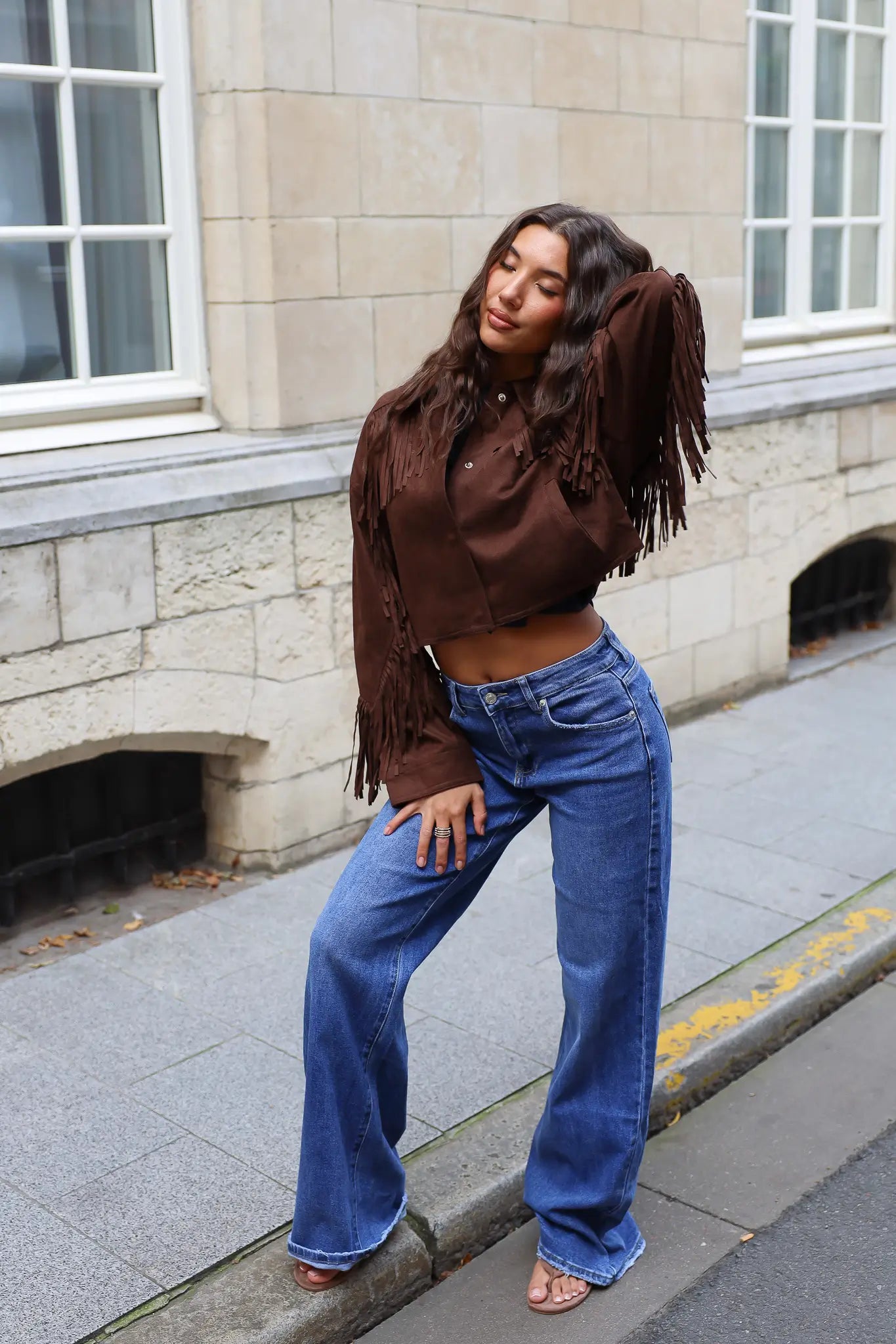 Redial wide leg jeans blauw met lange wijde pijpen gecombineerd met een bruine top met franjes