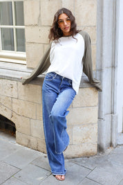 Blauwe extra tall wide leg spijkerbroek met lange pijpen en lichte wassing gecombineerd met een witte top