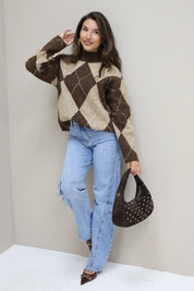 relaxed high waist barrel jeans gecombineerd met trui