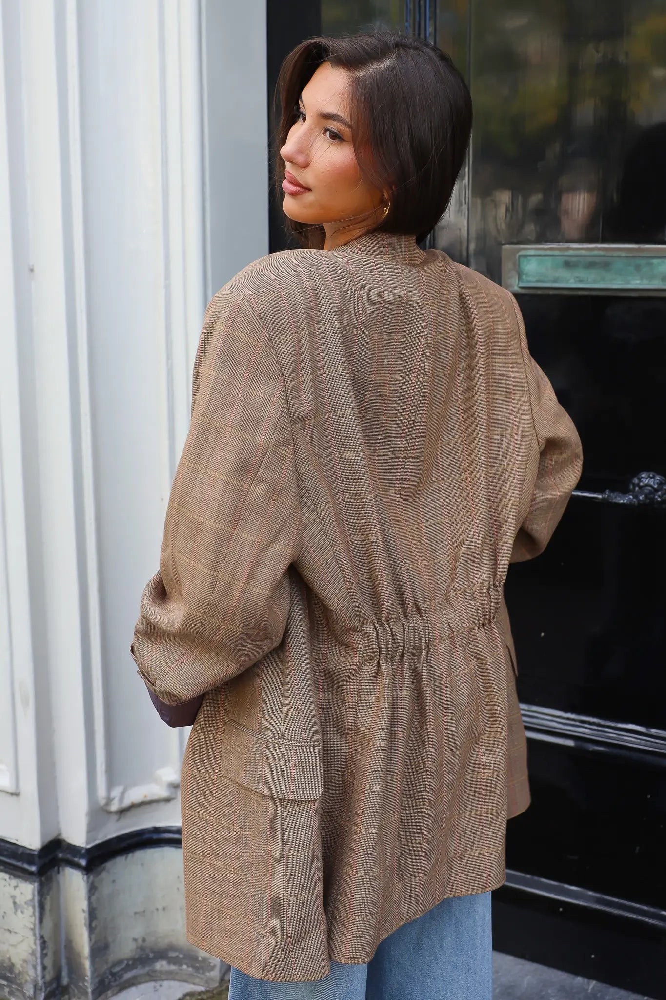 Reworked Blazer Camel dames van achteren met getailleerd detail