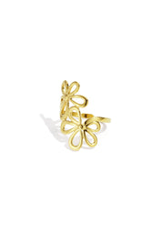 Gouden ring met twee bloemen op witte achtergrond