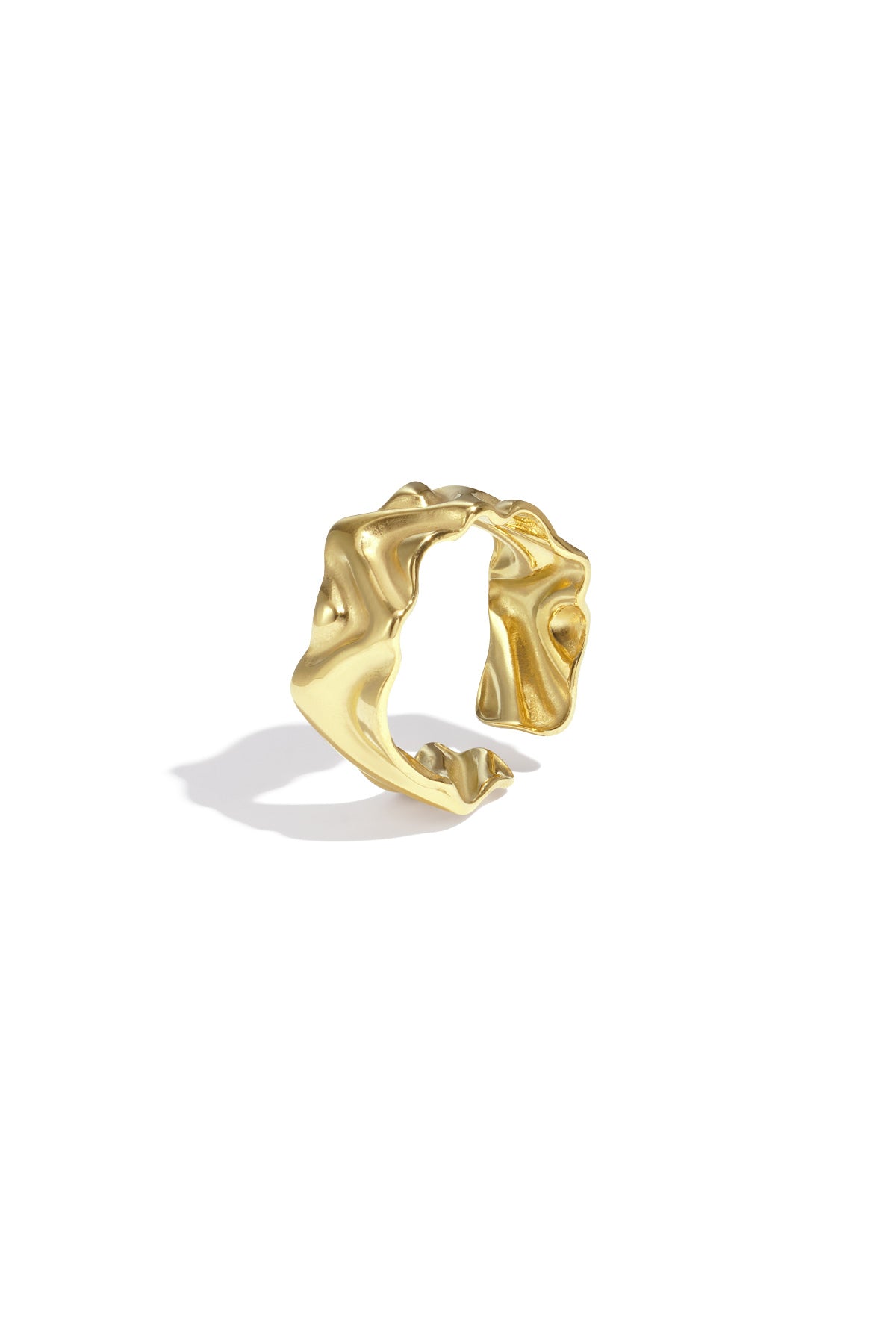 Charmin's Goudkleurige Chunky Ring Met Glooiende Vorm Staal R1786 Strak En Modern Charmin's Goudkleurige Chunky Ring Met Glooiende Vorm Staal R1786 Strak En Modern