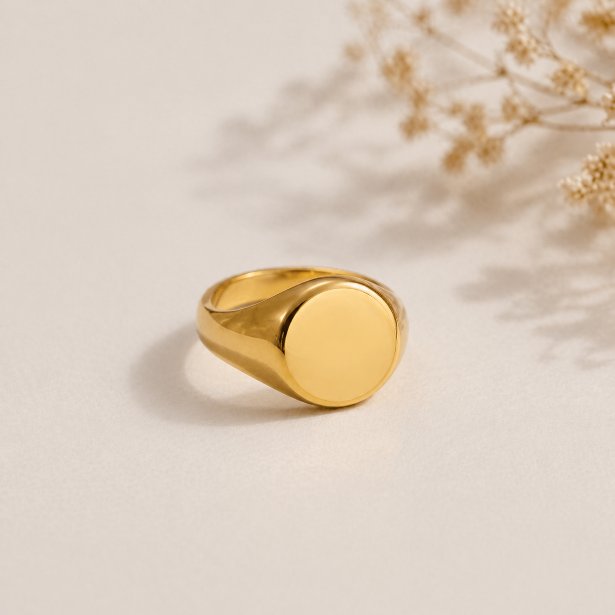 gouden signet ring gladde bovenkant close up
