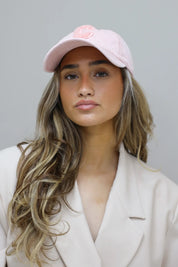 model draagt roze pet dames met beige blazer outfit