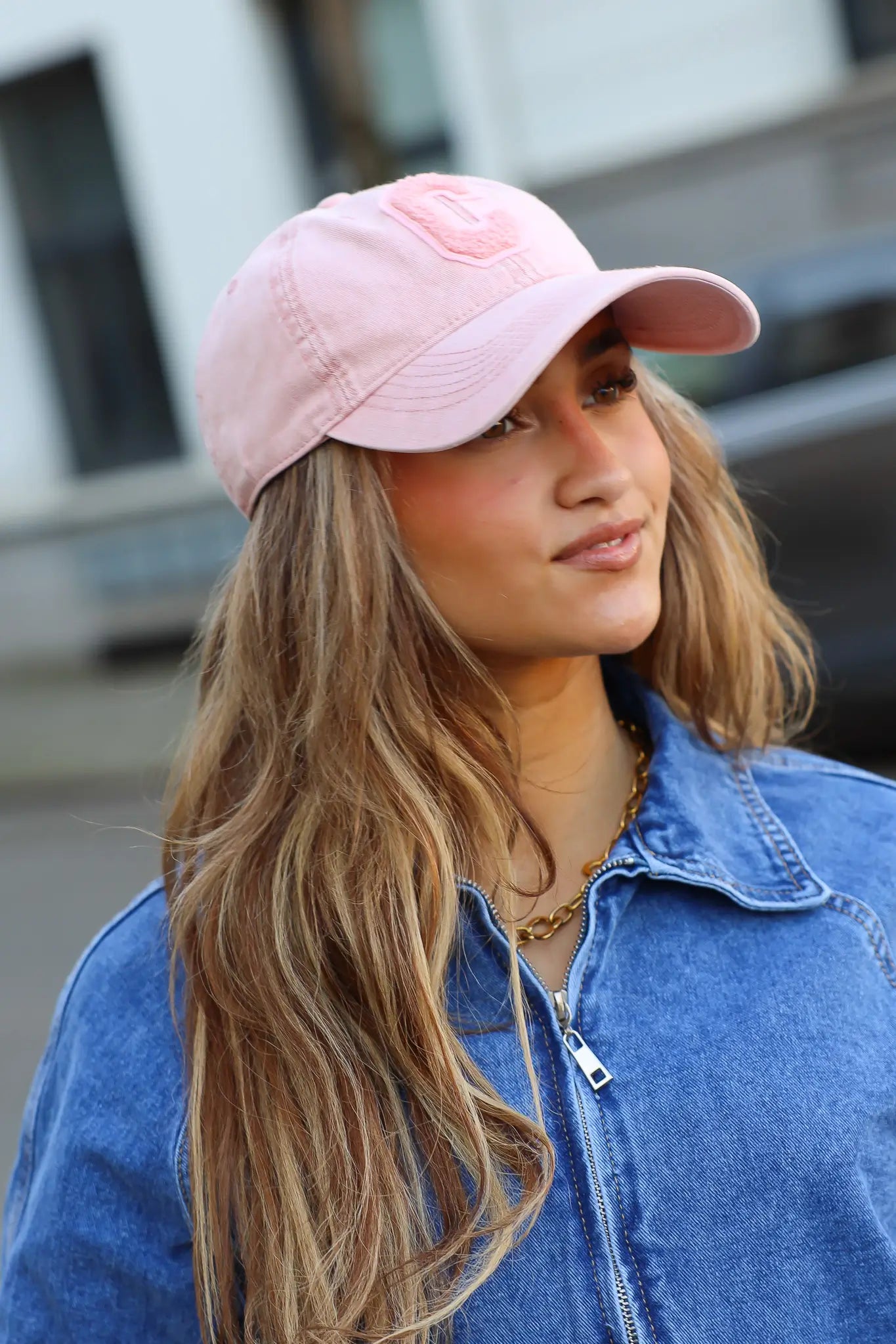 model draagt roze pet dames zijaanzicht