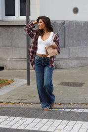 Ruit Blouse Bordeaux dames outfit met witte top en wide leg jeans