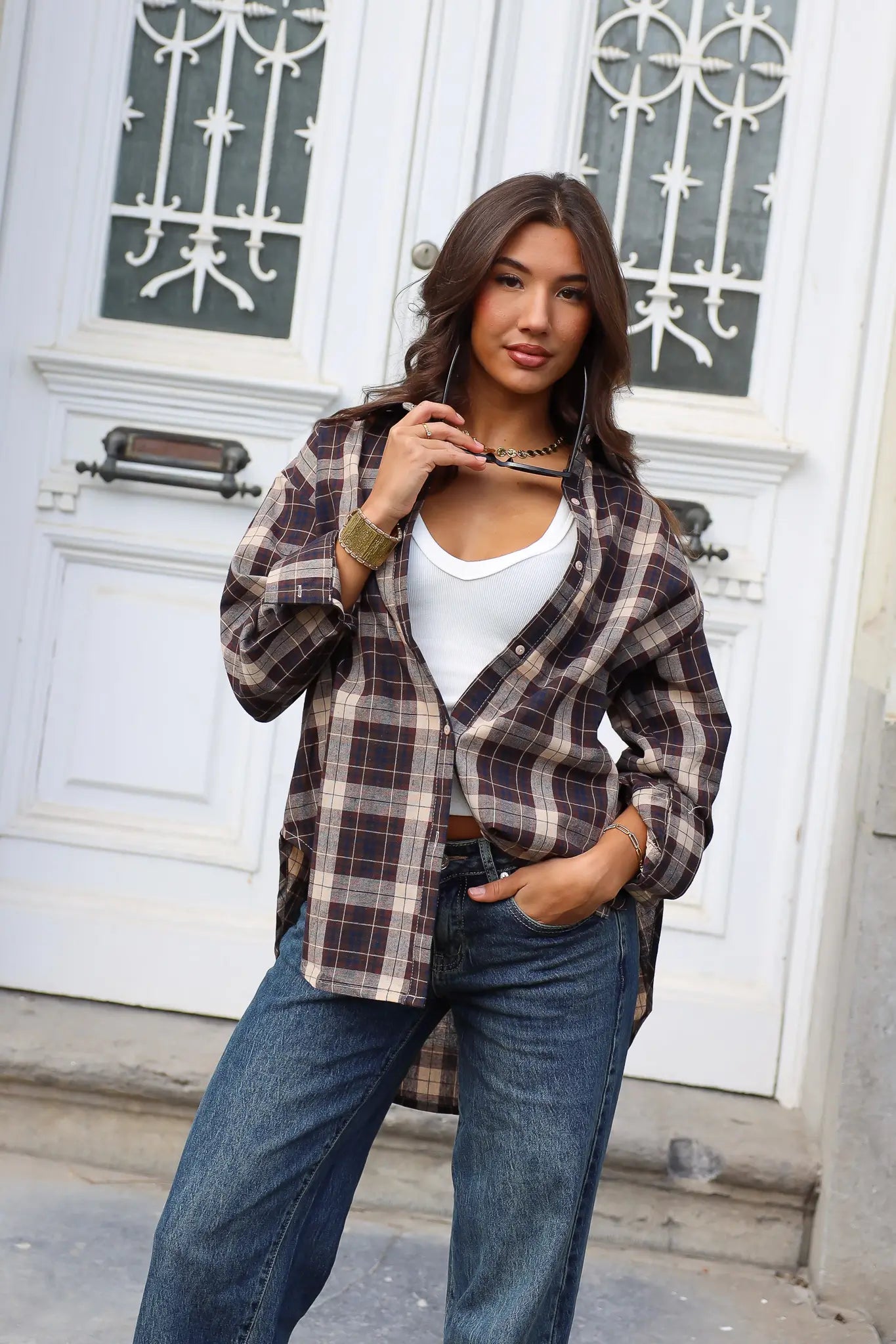 Ruit Blouse Bruin dames gecombineerd met witte top en blauwe jeans