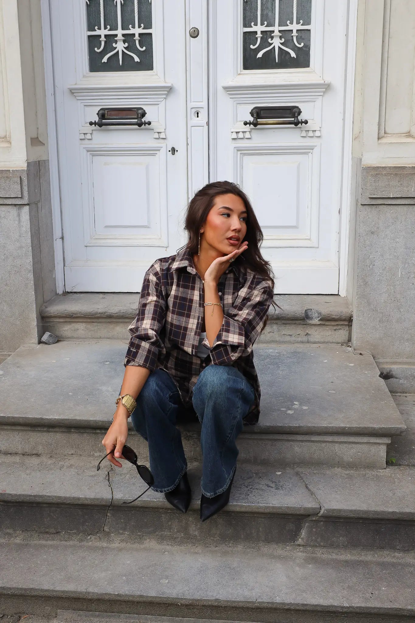 Ruit Blouse Bruin dames gedragen met wide leg denim