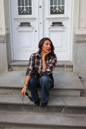 Ruit Blouse Bruin dames gedragen met wide leg denim