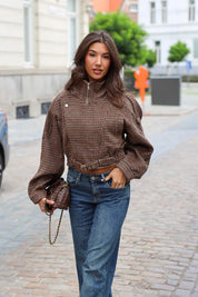Ruit jas camel dames gecombineerd met blauwe wide leg jeans