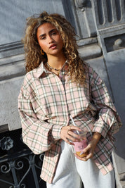 beige ruit blouse dames detail outfit ladylike