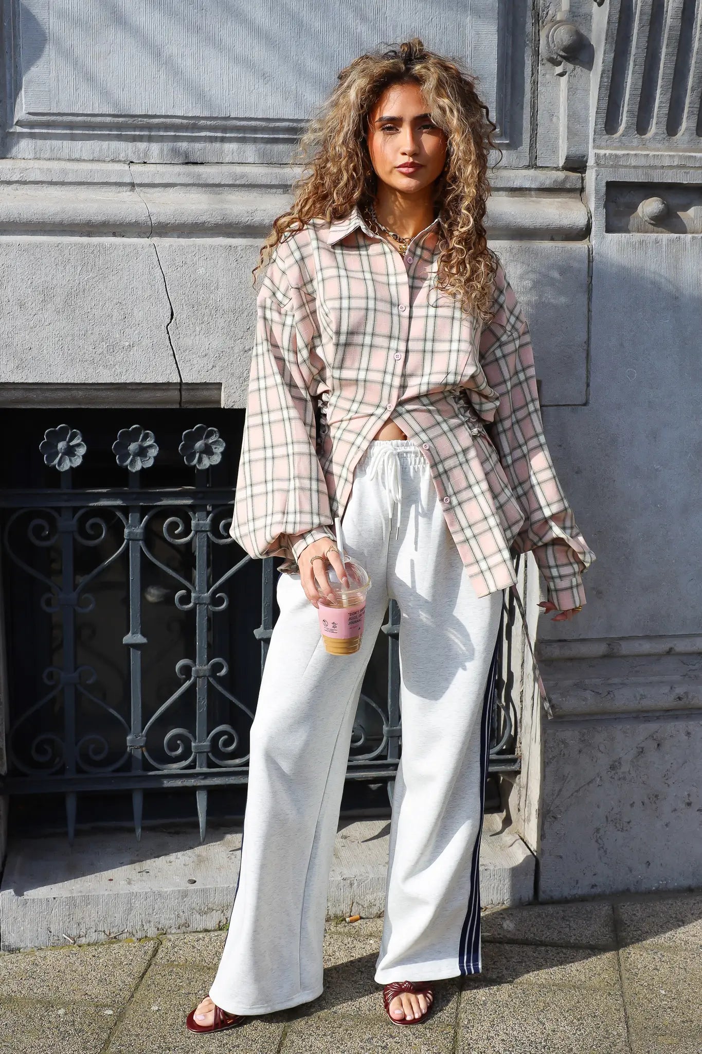 beige ruit blouse dames studio outfit ladylike