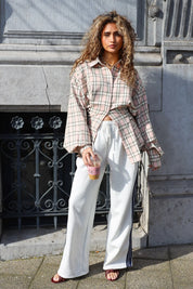 beige ruit blouse dames studio outfit ladylike