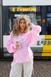 roze ruit blouse dames pose straat ladylike