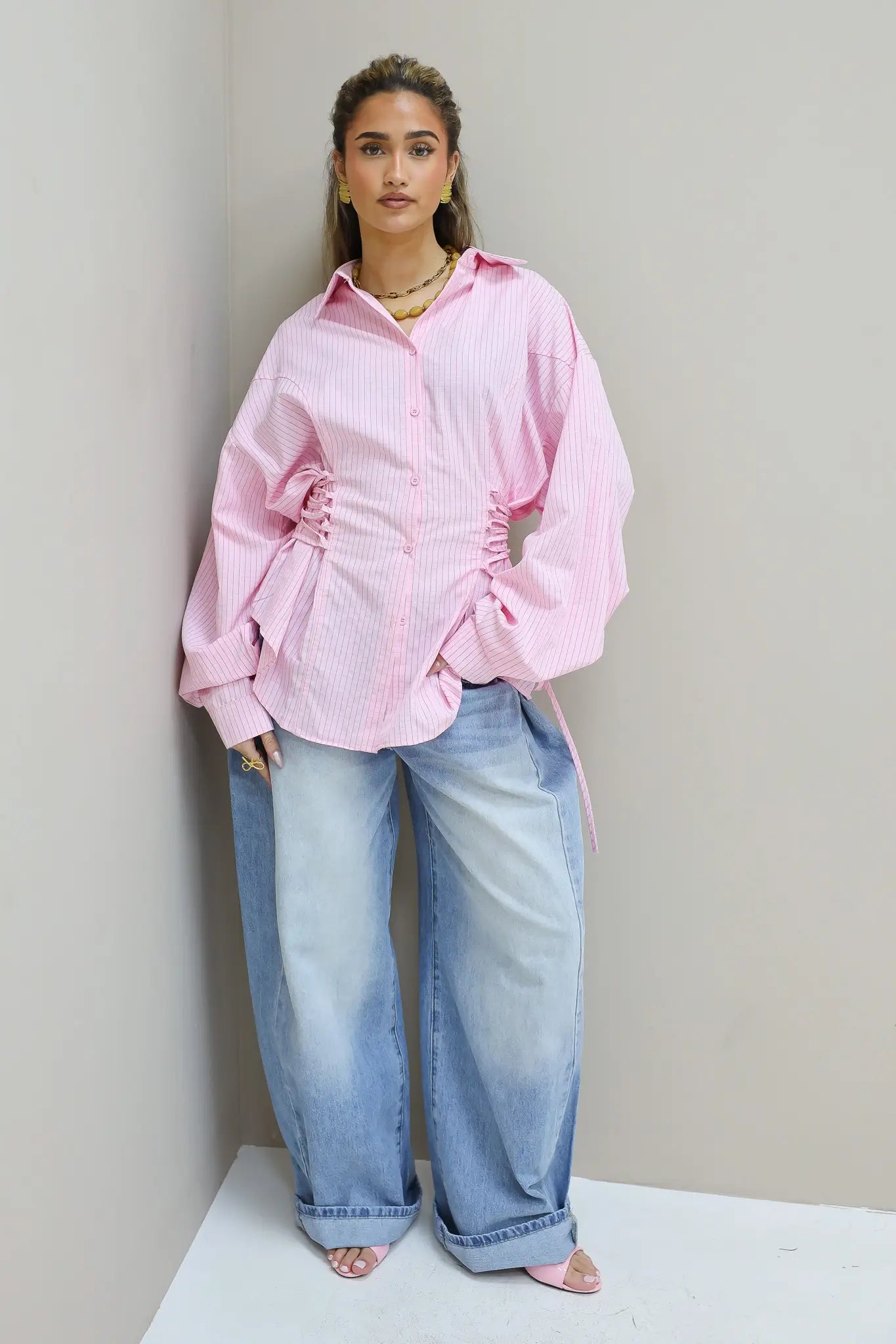 roze ruit blouse dames studio pose ladylike