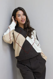 model in bruine beige ruit trui met wijde pantalon