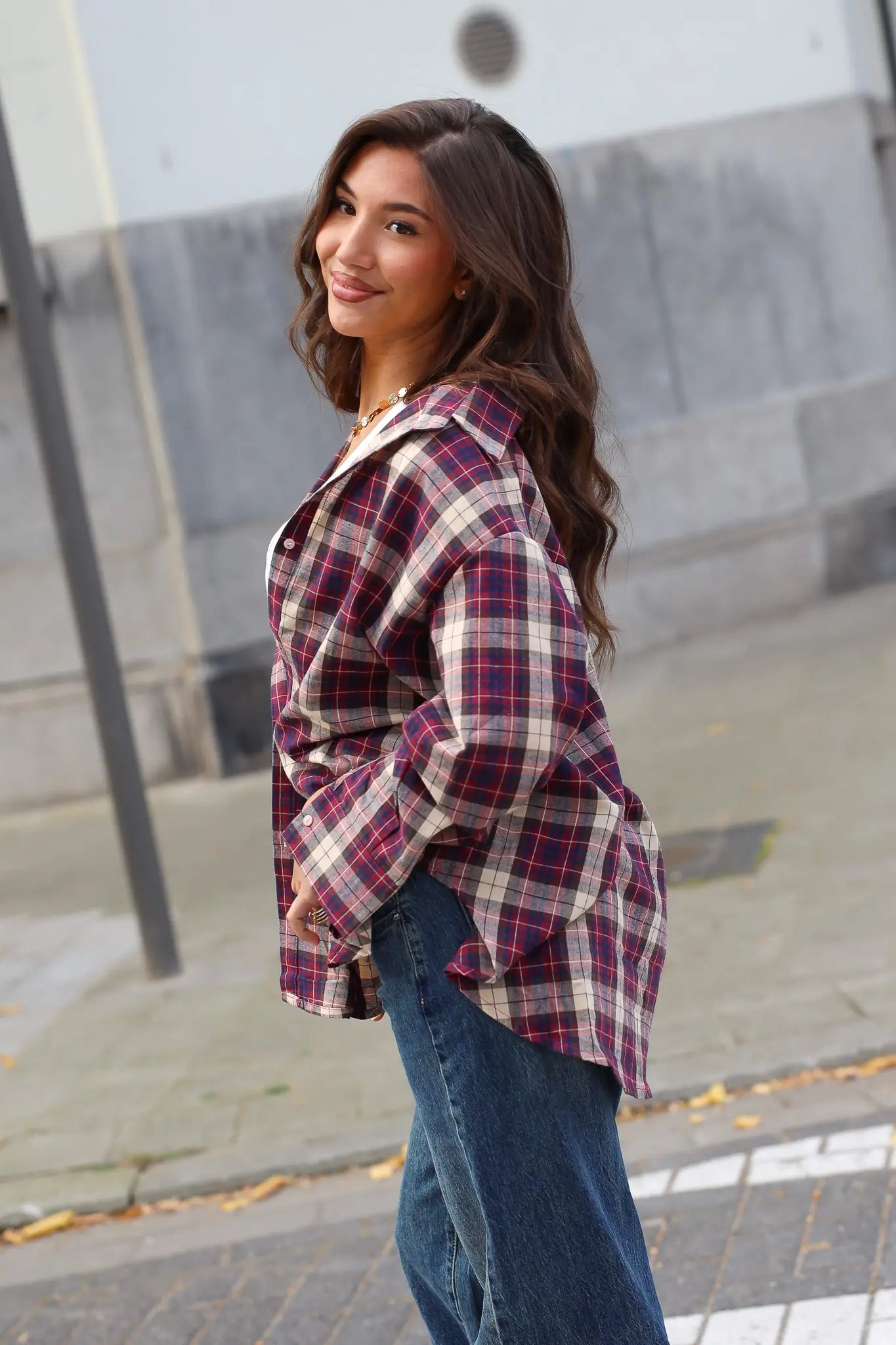 Ruitjes blouse bordeaux dames van de zijkant met jeans