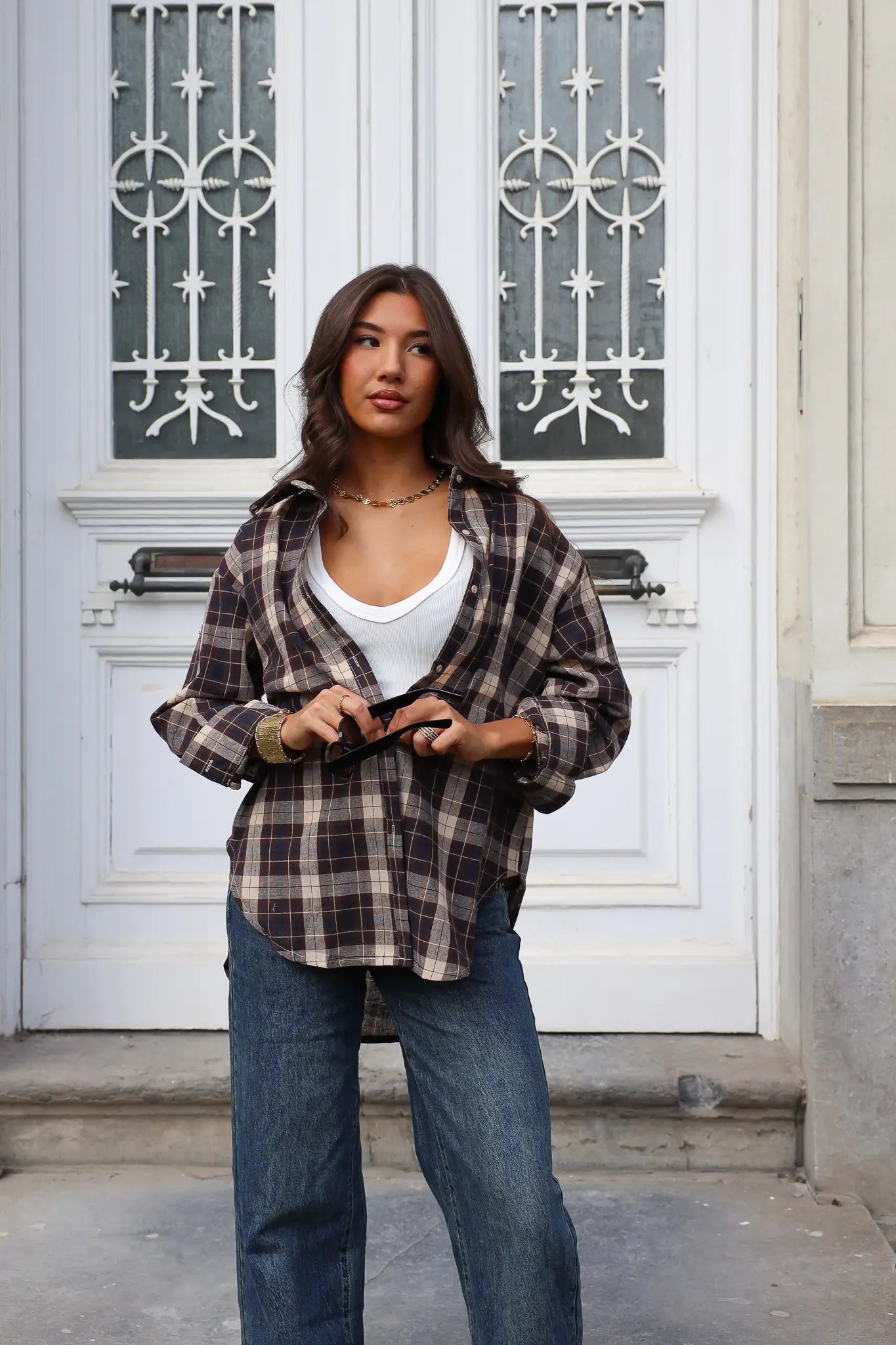 Ruitjes blouse bruin dames outfit met denim