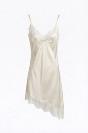 satijnen slipdress asymmetrisch beige met kant onderzijde en dunne bandjes