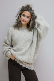 model met satijnen top kijkt opzij, kanten details duidelijk zichtbaar