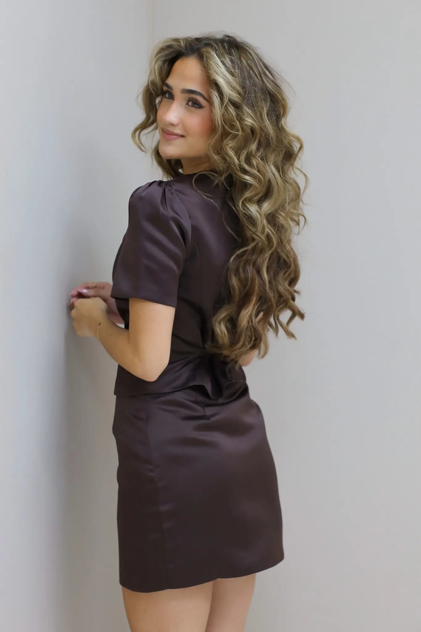 Zijaanzicht van de top met korte mouw en licht getailleerde fit