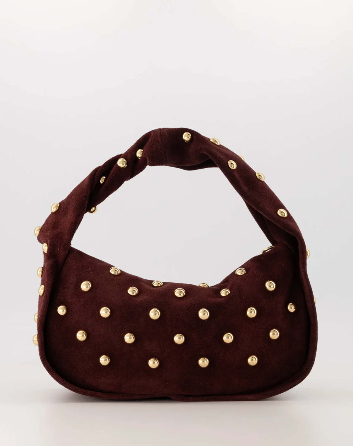 Schoudertas in bordeauxkleur met goudkleurige studs, recht van voren gefotografeerd